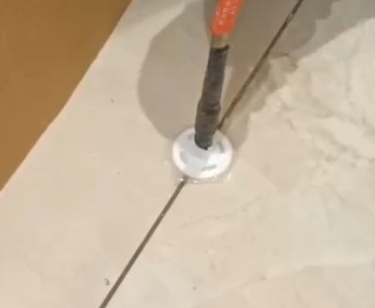贵州瓷砖空鼓维修公司专业解答瓷砖在铺贴过程中，如果没有涂抹均匀到位的粘结材料（如水泥砂浆或瓷砖胶），可能会导致以下问题