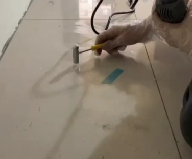 贵州瓷砖开裂维修公司专业分享瓷砖在铺贴前如果没有沥干水分，将会导致以下问题